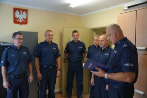 Zastępca komendanta w Żywcu odczytuje rozkaz personalny