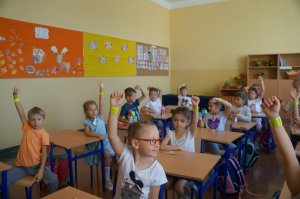 dzieci z opaskami na rękach