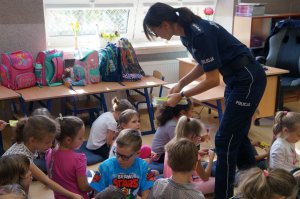 policjantka rozdaje odblaski