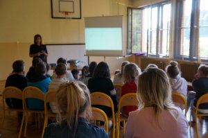 policjantka w czasie prelekcji dzieci siedzą tyłem