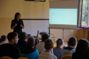 policjantka w czasie prelekcji dzieci siedzą tyłem