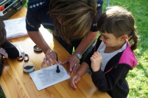 policjantka pobiera odciski palców od dziecka