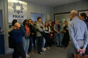 młodzież wraz z policjantką w poczekalni