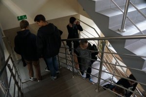 młodzież idąca po schodach