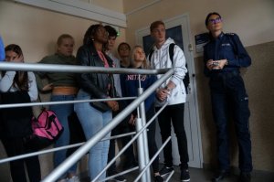 młodzież z policjantką na korytarzu