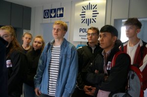 młodzież w poczekalni komendy