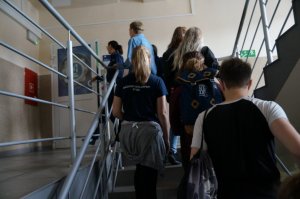 młodzież na korytarzu