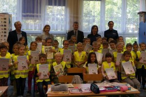 zdjęcie grupowe gości i dzieci