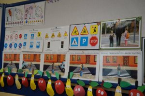 zdjęcie tablicy ze znakami drogowymi i obrazkami