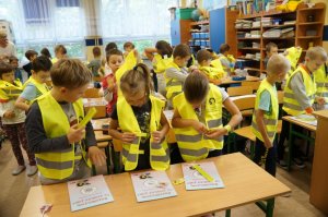 dzieci w ubranych kamizelkach