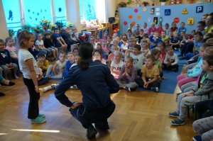 policjantka tyłem podczas ćwiczenia