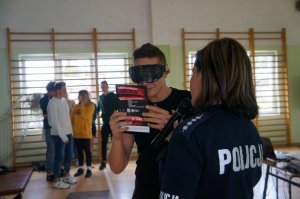 chłopak w alkogooglach próbuje przeczytać tekst