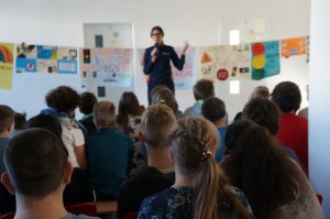 policjantka w czasie prelekcji dzieci siedzą tyłem