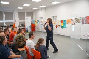 policjantka w czasie prelekcji
