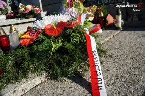wiązanka kwiatów z napisem pamiętamy