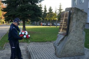 delegacja z wiązanką kwiatów i zniczem