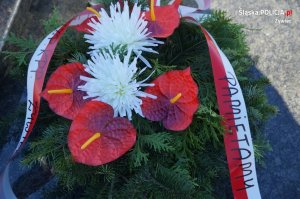 wiązanka kwiatów z napisem pamiętamy
