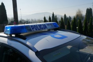 radiowóz w tle cmentarz