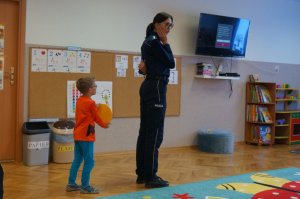 policjantka i przedszkolak w czasie pokazu