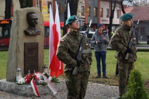 warta honorowa przy pomniku