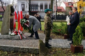 burmistrz składa wiązankę