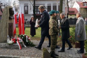 przedstawiciele urzędu miasta składają wiązankę
