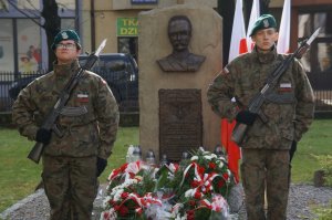 warta honorowa przy popiersiu piłsudskiego