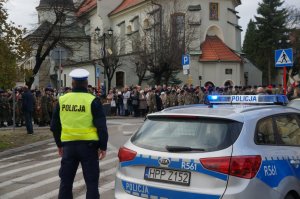 policjanci podczas zabezpieczenia przemarszu