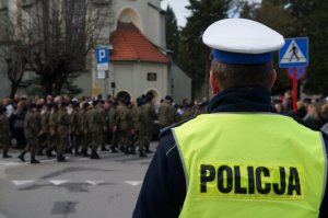 policja w czasie zabezpieczenia przemarszu