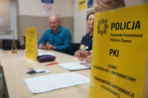 na pierwszym planie żółta tabliczka informacyjna