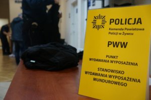 żółta tabliczka informująca o wydawaniu umundurowania