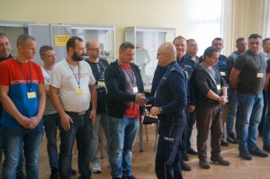 powitanie rezerwistów przez komendanta
