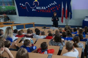 policjantka w czasie prelekcji uczniowie siedzą tyłem