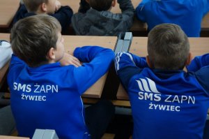 uczniowie siedzą tyłem