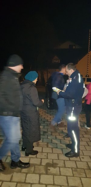 policjant w czasie wręczania doblasków