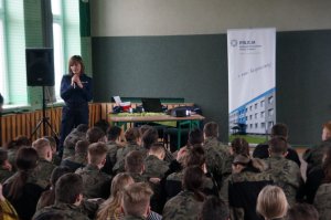 policjantka w czasie prelekcji