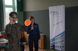 uczniowie wykonujący zadanie w założonych alko i narkogooglach