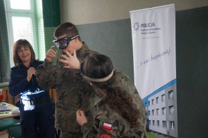 uczniowie w założonych alko i narkogooglach