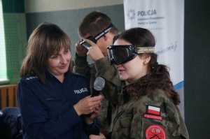 uczennica wypowiadająca się na temat odczuć w założonych alkogooglach
