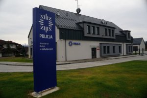 zdjęcie komisariatu na pierwszym planie pylon w tle komisariat