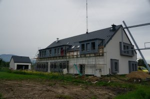 budynek w czasie budowy