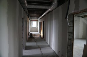 wnętrze budynku w czasie budowy