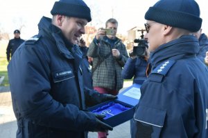 wręczenie symbolicznego klucza przez zastępcę komendanta głównego