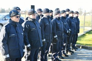 drużyna policjantów stojąca w dwuszeregu