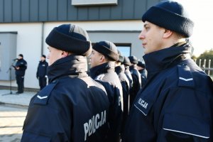 policjanci w tle komisariat