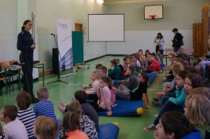 policjantka w czasie prelekcji dzieci siedzą bokiem