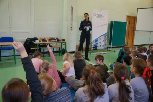 policjantka w czasie prelekcji dzieci siedzą tyłem