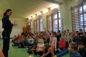 policjantka w czasie prelekcji uczniowie siedzą bokiem