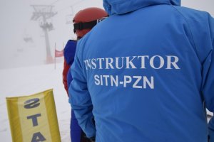 osoba stojąca tyłem z napisem instruktor PZPN