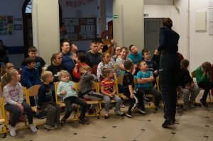 Policjantka tyłem dzieci siedzą przodem